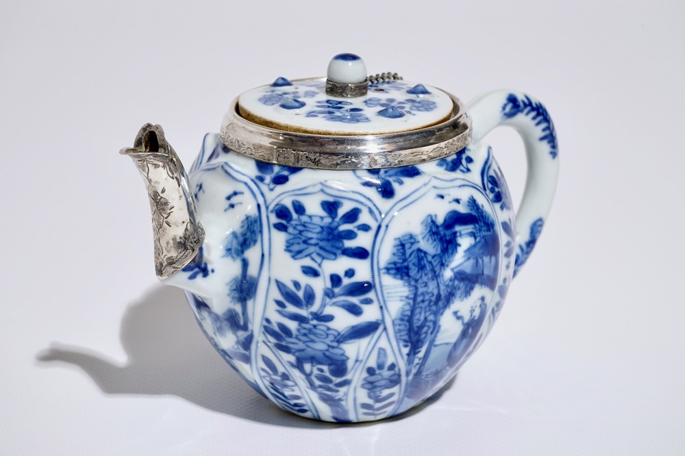 Une th&eacute;i&egrave;re en porcelaine de Chine bleu et blanc mont&eacute;e en argent, Kangxi