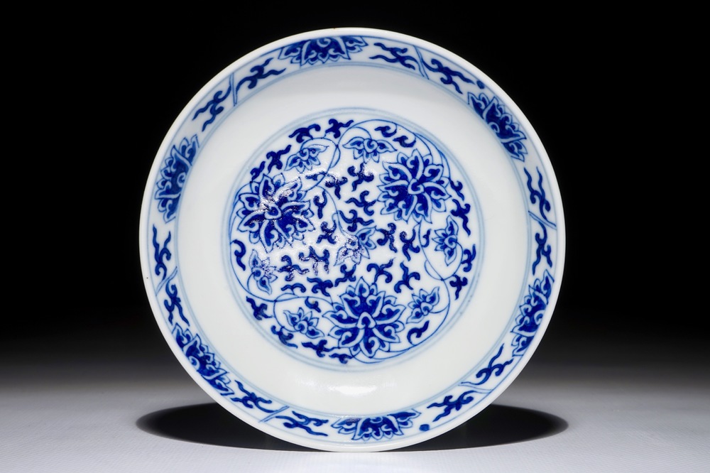 Une coupe en porcelaine de Chine bleu et blanc aux rinceaux de lotus, marque et &eacute;poque de Guangxu
