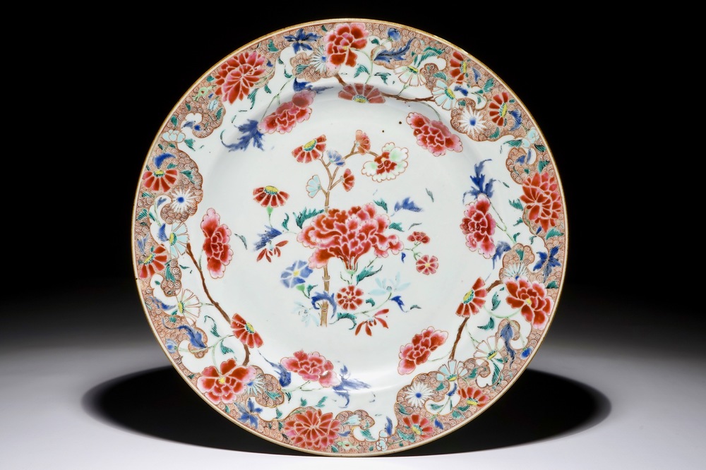 Een Chinese famille rose schotel met floraal decor, Yongzheng/Qianlong