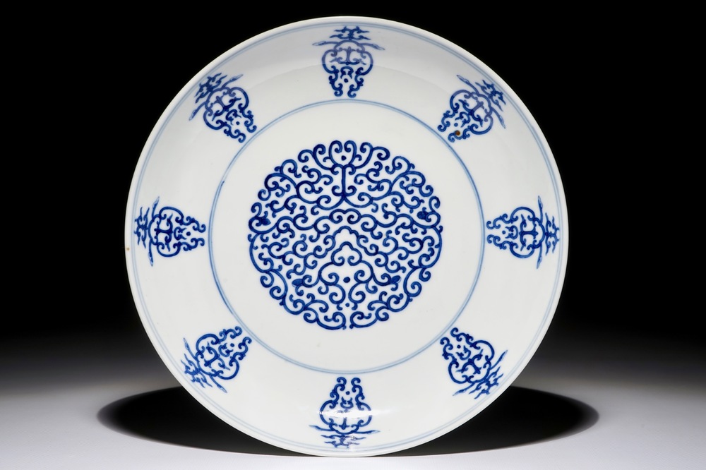 Een Chinees blauwwit bord met gestileerd shou decor, Tongzhi merk, 19/20e eeuw