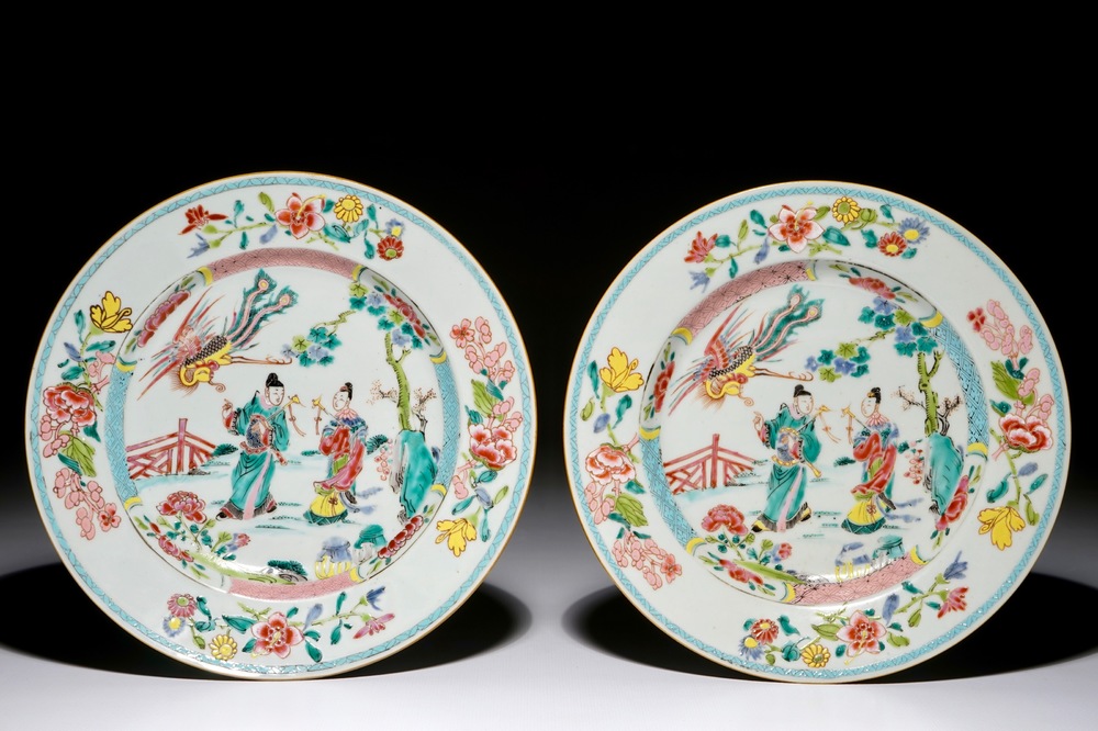 Een paar Chinese famille rose borden met figuren en een feniks, Qianlong