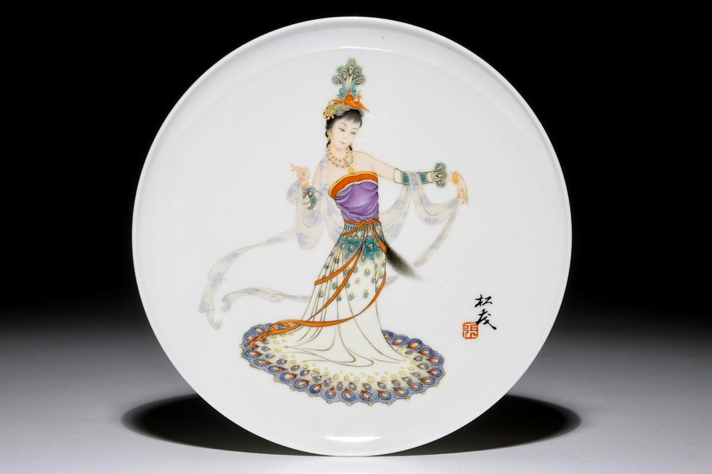 A fine Chinese plate with a dancer, signed Zhang Song Mao, 3rd quarter 20th C.