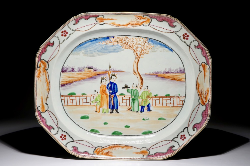 Un tr&egrave;s grand plat octagonal en porcelaine de Chine famille rose &agrave; d&eacute;cor mandarin, Qianlong