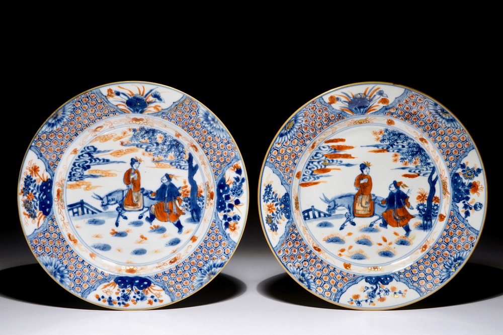 Une paire d'assiettes en porcelaine de Chine de type Imari, Kangxi