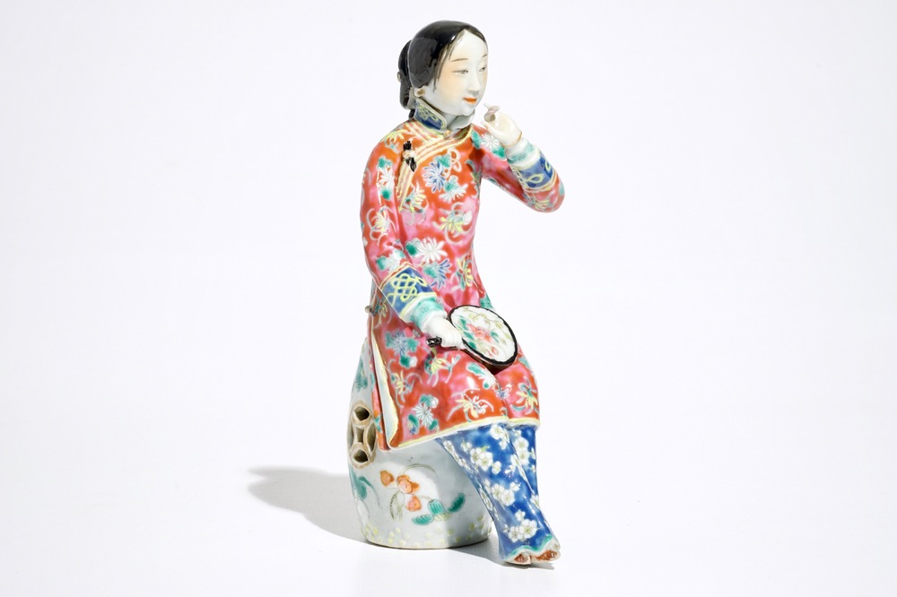 Un mod&egrave;le d'une femme sur un tabouret en porcelaine de Chine famille rose, 19&egrave;me