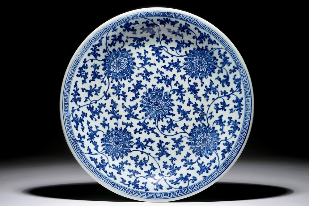 Un grand plat en porcelaine de Chine bleu et blanc aux fleurs de lotus, marque et &eacute;poque de Qianlong