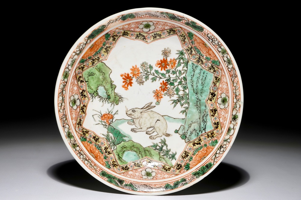 Une assiette en porcelaine de Chine famille verte &agrave; d&eacute;cor d'un li&egrave;vre, marque de Hongzhi, Kangxi