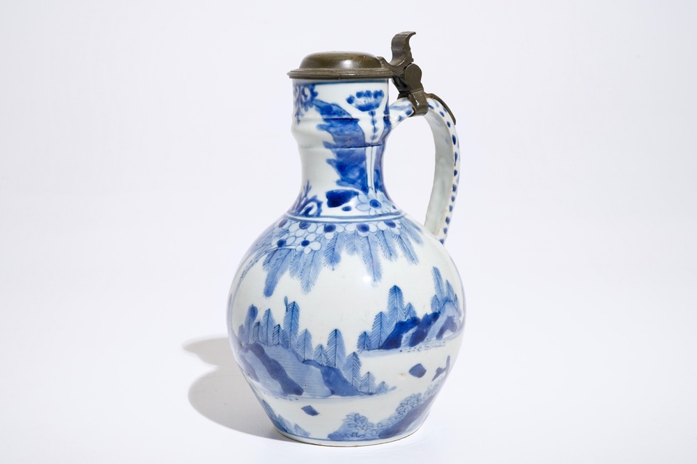 A Japanese blue and white Arita jug with landscape design and a pewter lid, Edo, 17th C.