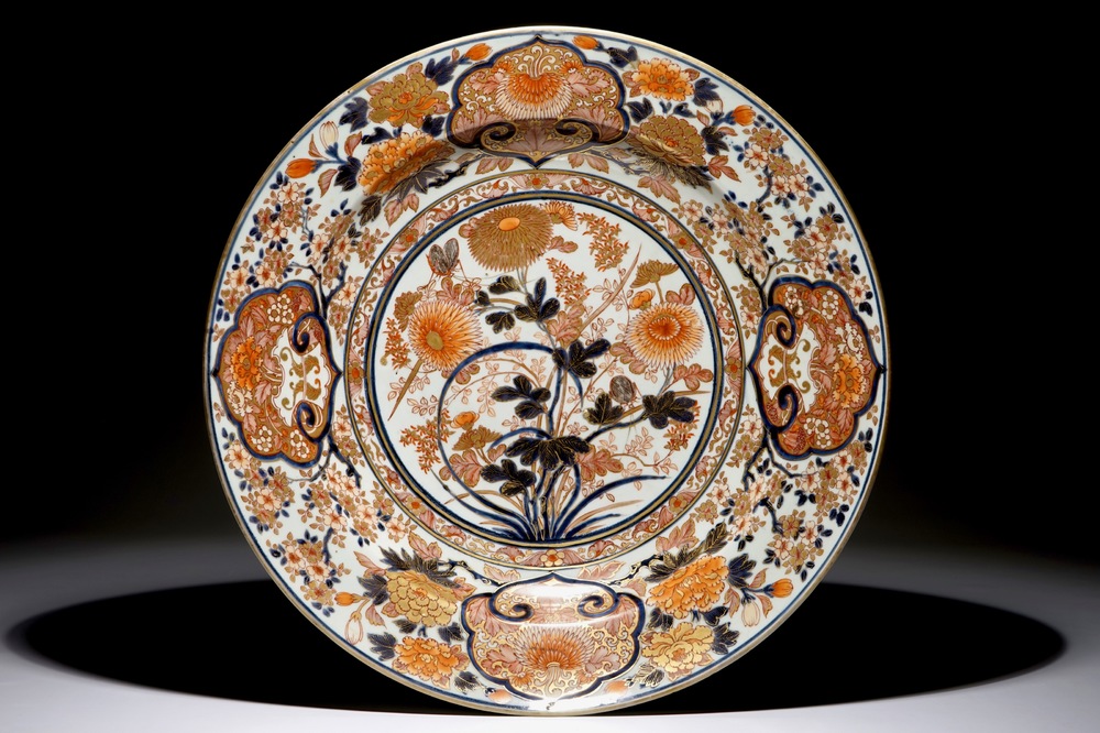 Un grand plat en porcelaine de Japon d'Imari &agrave; d&eacute;cor floral, Edo, 17/18&egrave;me