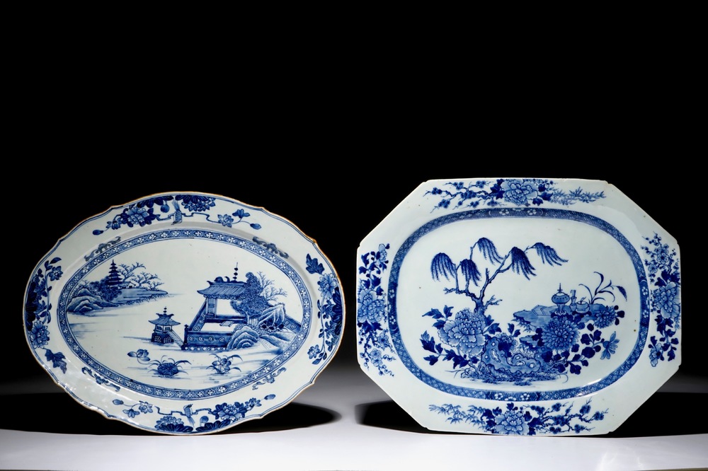 Deux grands plats en porcelaine de Chine bleu et blanc, Qianlong