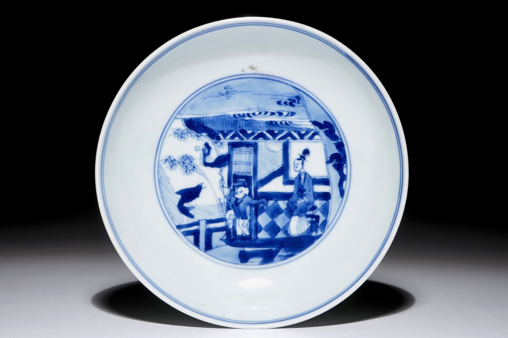 Een Chinees blauwwit bord met figurendecor, Yongzheng merk en periode