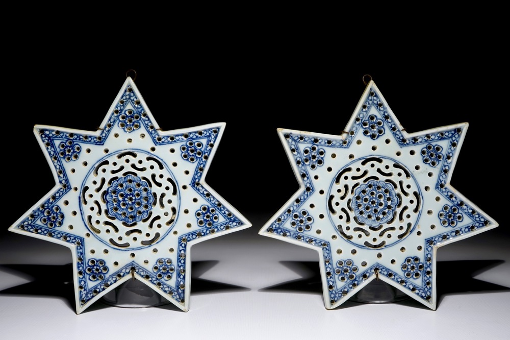 Een paar Chinese blauwwitte stervormige vergieten voor de Perzische markt, Qianlong