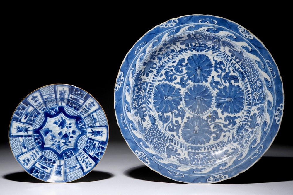 Een Chinese blauwwitte schotel met lotusdecor en een bord in kraak-stijl, Kangxi