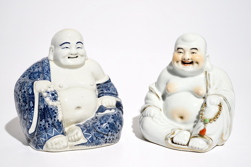 Deux mod&egrave;les de Bouddha en porcelaine de Chine polychrome et bleu et blanc, 19/20&egrave;me
