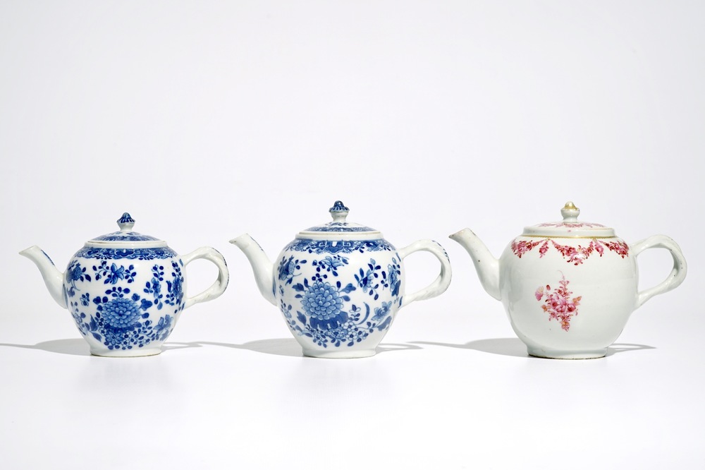 Drie Chinese blauwwitte en famille rose theepotten met deksels, Qianlong