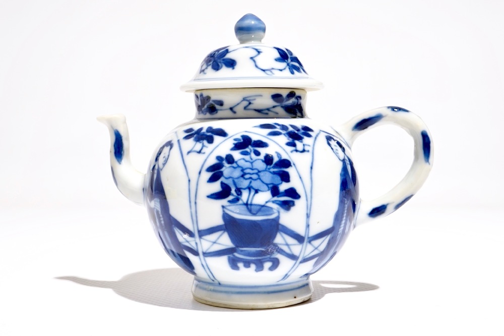 Une th&eacute;i&egrave;re en porcelaine de Chine bleu et blanc, marque Yu, Kangxi