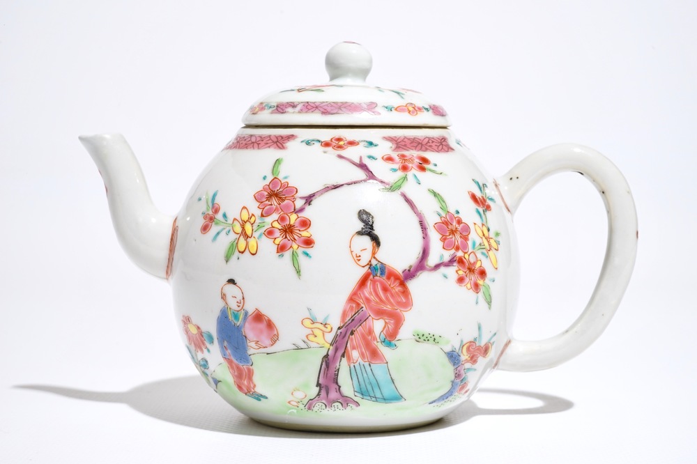 Une th&eacute;i&egrave;re et son couvercle en porcelaine de Chine famille rose, Yongzheng