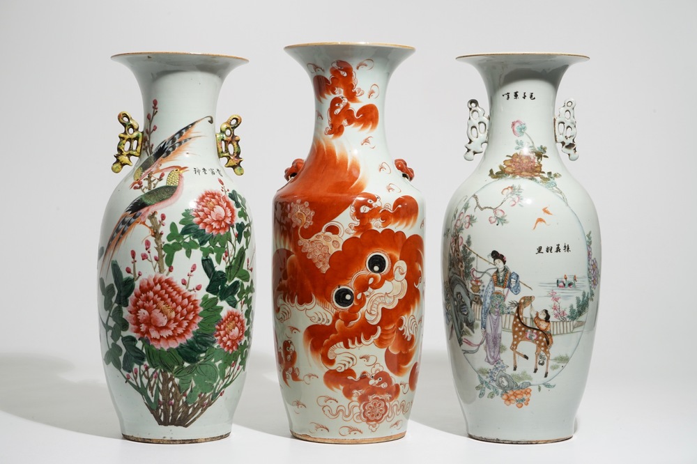 Trois grands vases en porcelaine de Chine famille rose et rouge de fer, 19/20&egrave;me