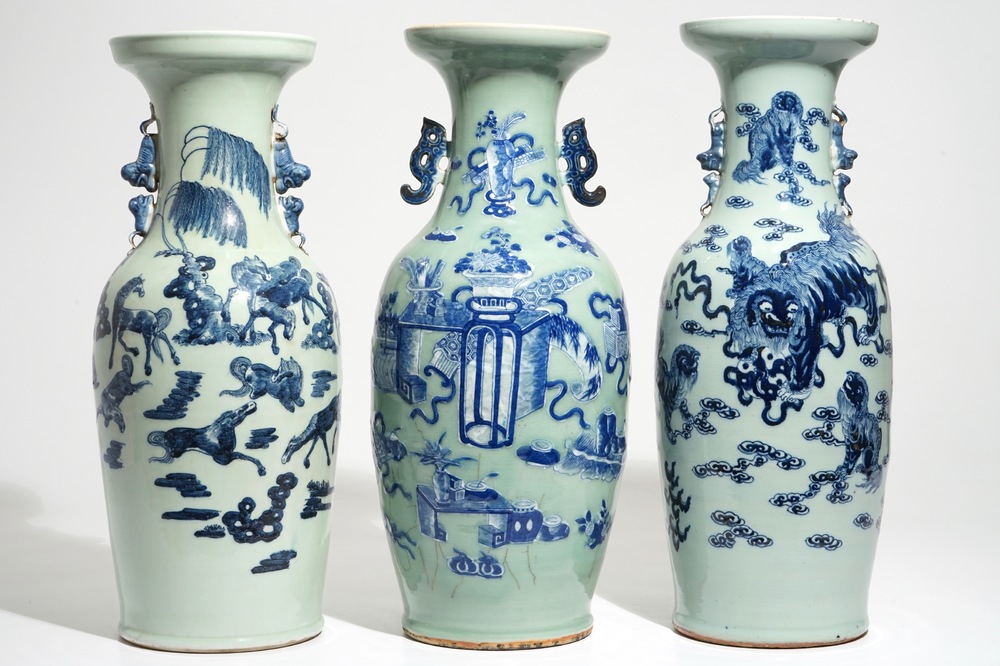 Trois grands vases en porcelaine de Chine &agrave; d&eacute;cor en bleu et blanc sur fond c&eacute;ladon, 19&egrave;me