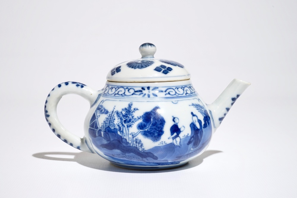 Een Chinese blauwwitte theepot met figuren in een landschap, Kangxi