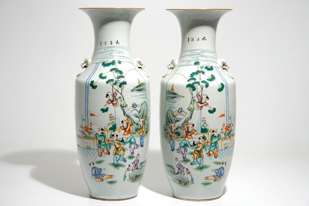 Une paire de vases en porcelaine de Chine famille rose aux gar&ccedil;ons jouants, 19/20&egrave;me