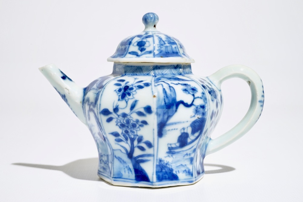 Een Chinese blauwwitte theepot met bloemen en landschappen in cartouches, Kangxi