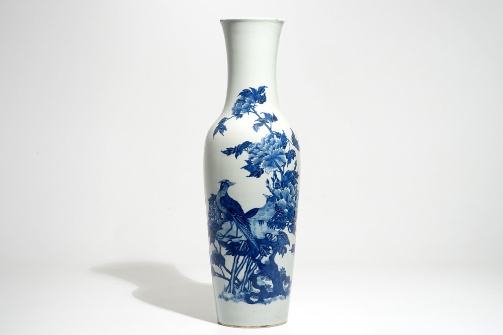 Un grand vase en porcelaine de Chine bleu et blanc aux faisants parmis fleurs, 19&egrave;me