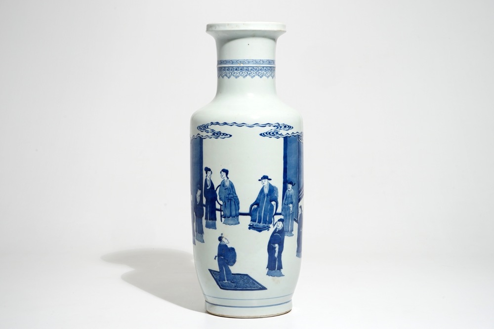 A Chinese blue and white rouleau vase with a court scene, 19/20th C.