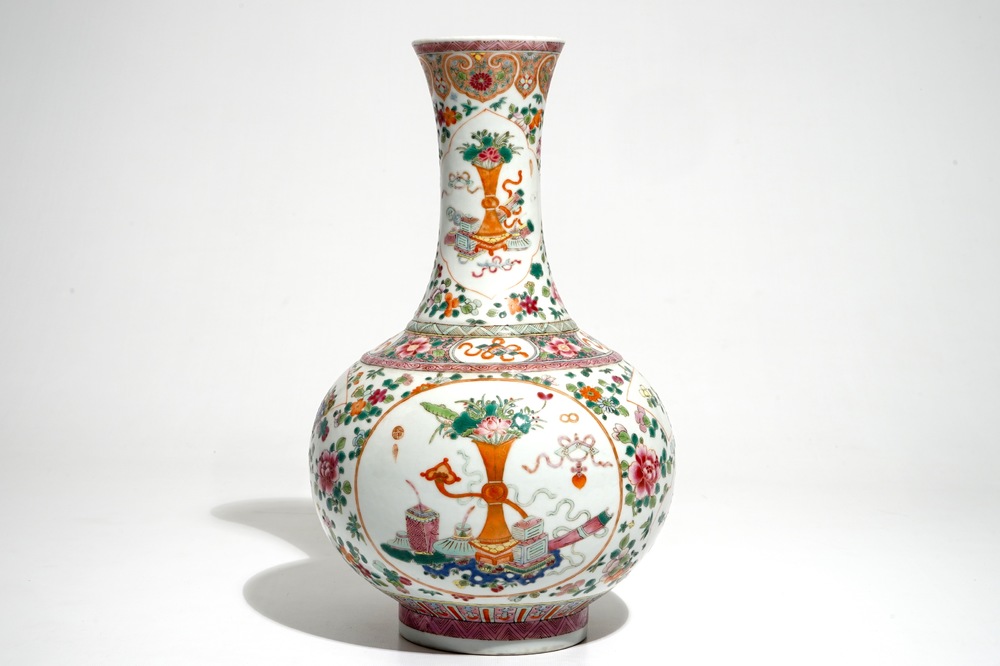 Un vase de forme bouteille en porcelaine de Chine famille rose, marque de Guangxu, 20&egrave;me