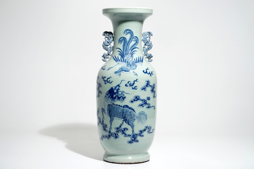 Bijna dood Derbevilletest Stal Een grote Chinese vaas met blauwwit decor van draak en feniks op celadon  fondkleur, 19e eeuw - Rob Michiels Auctions