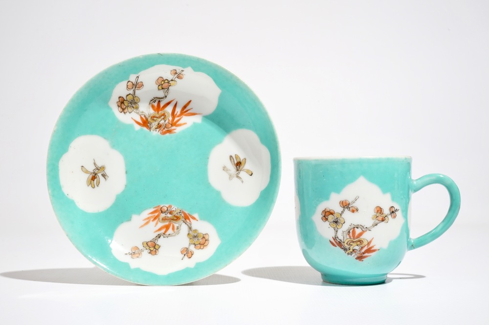 Une tasse et soucoupe en porcelaine de Chine &agrave; fond turquoise, Qianlong