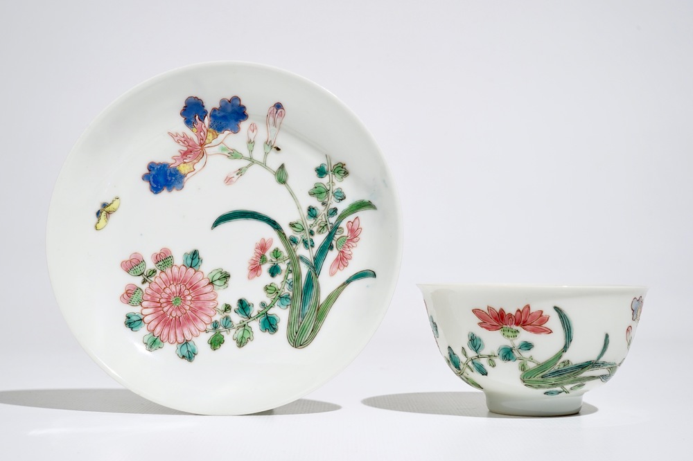 Une tasse et soucoupe en porcelaine de Chine famille rose, Yongzheng