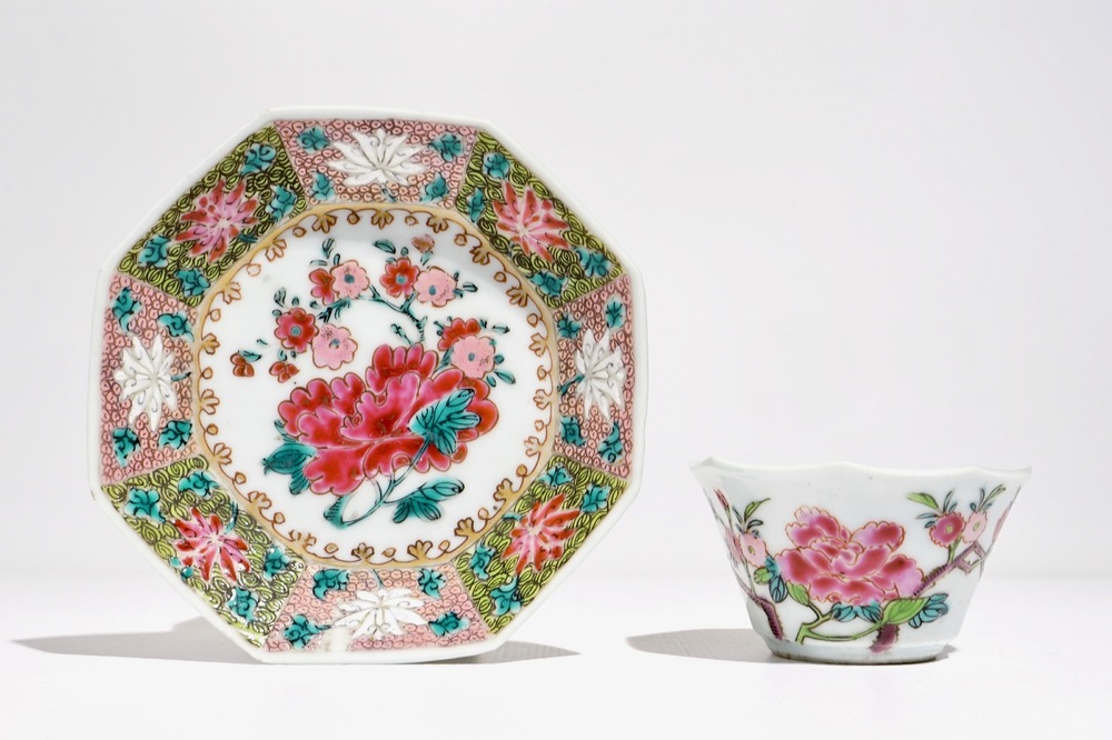 Une tasse et soucoupe en porcelaine de Chine famille rose &agrave; d&eacute;cor floral, Yongzheng/Qianlong