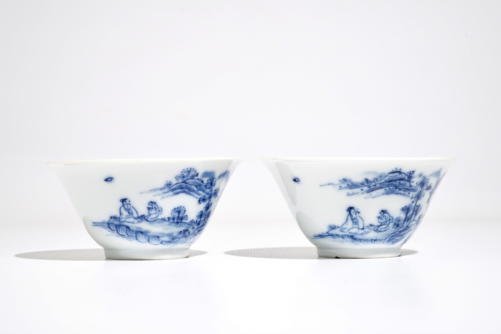 Une paire de tasses &agrave; vin en porcelaine de Chine bleu et blanc, Yongzheng