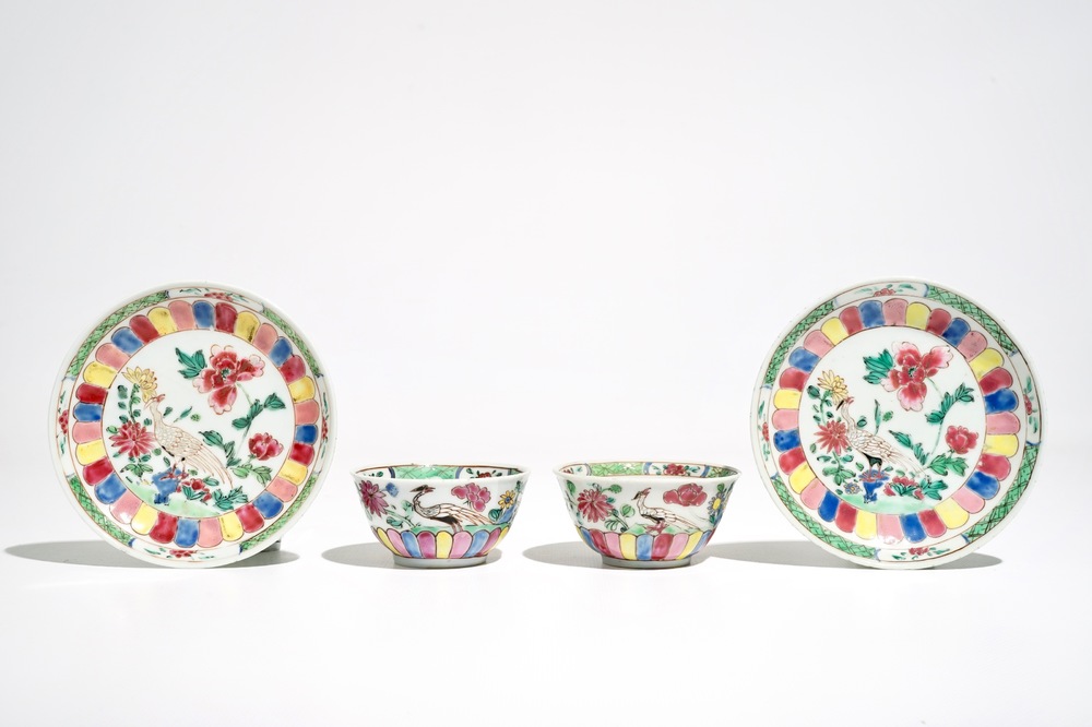 Une paire de tasses et soucoupes en porcelaine de Chine famille rose, Yongzheng/Qianlong