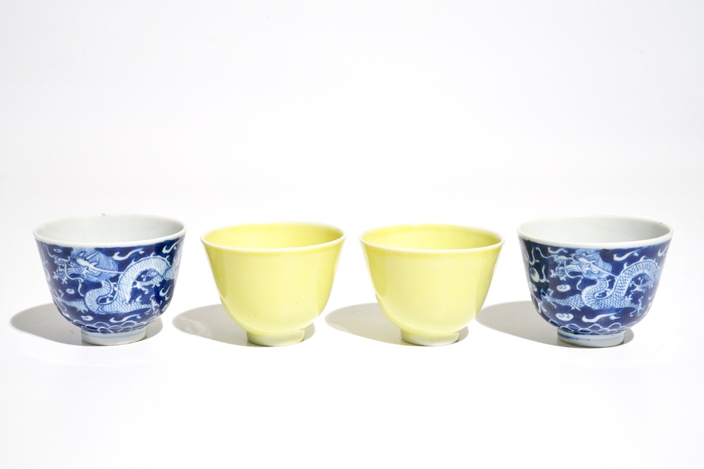 Deux paires de bols en porcelaine de Chine bleu et blanc et jaune monochrome, 19/20&egrave;me