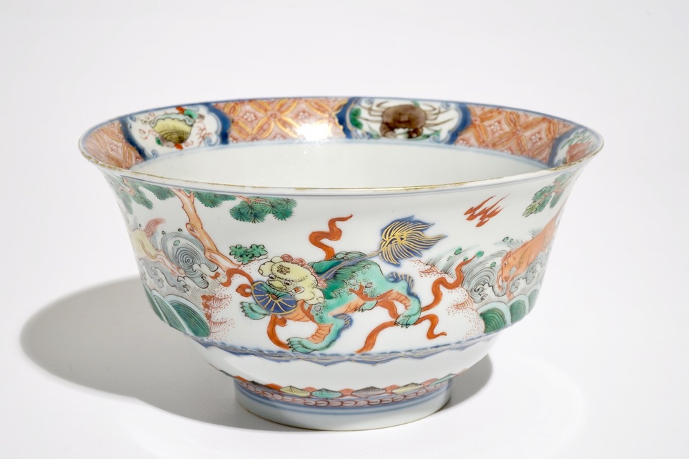 Un bol en porcelaine de Chine famille verte aux lions bouddhistes, Kangxi