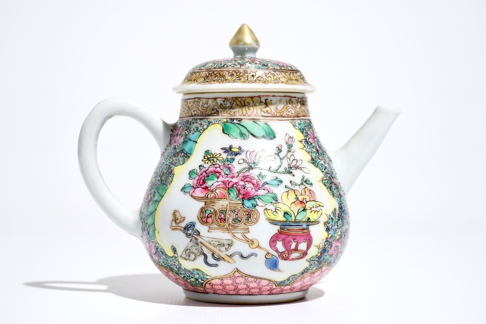 Une th&eacute;i&egrave;re en porcelaine de Chine famille rose, Yongzheng