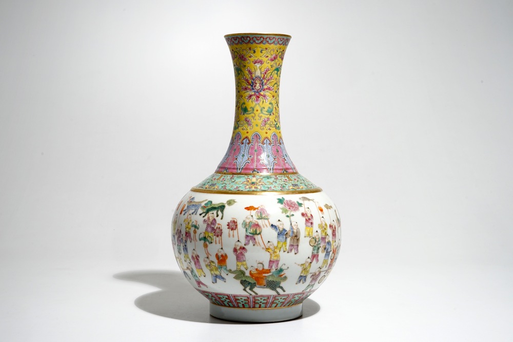 Un vase de forme bouteille en porcelaine de Chine famille rose, marque de Guangxu, 20&egrave;me