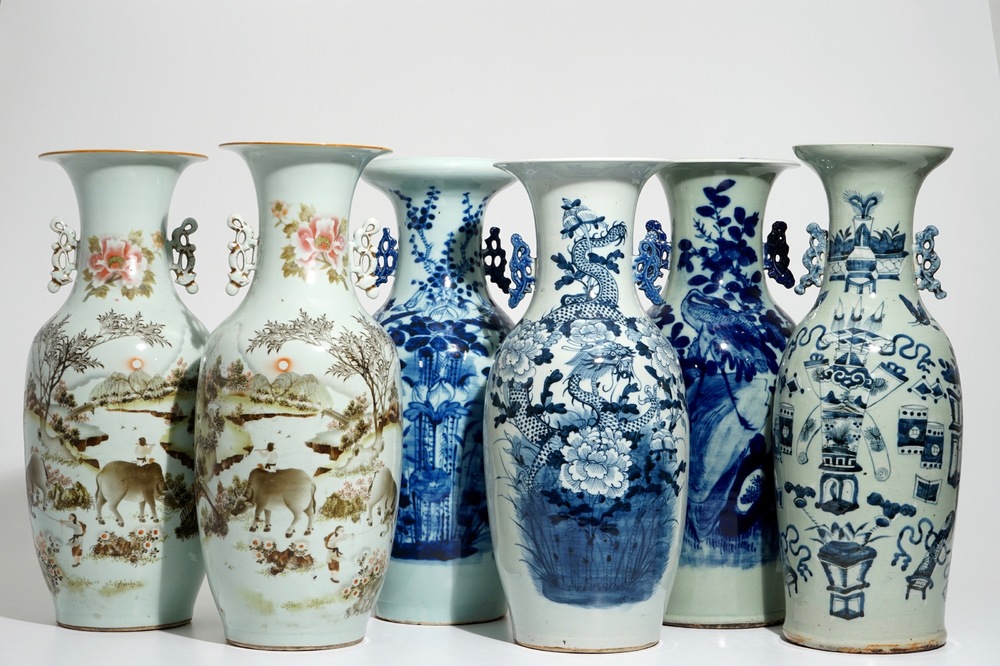 Une paire de vases en porcelaine de Chine famille rose et quatre au fond c&eacute;ladon, 19/20&egrave;me