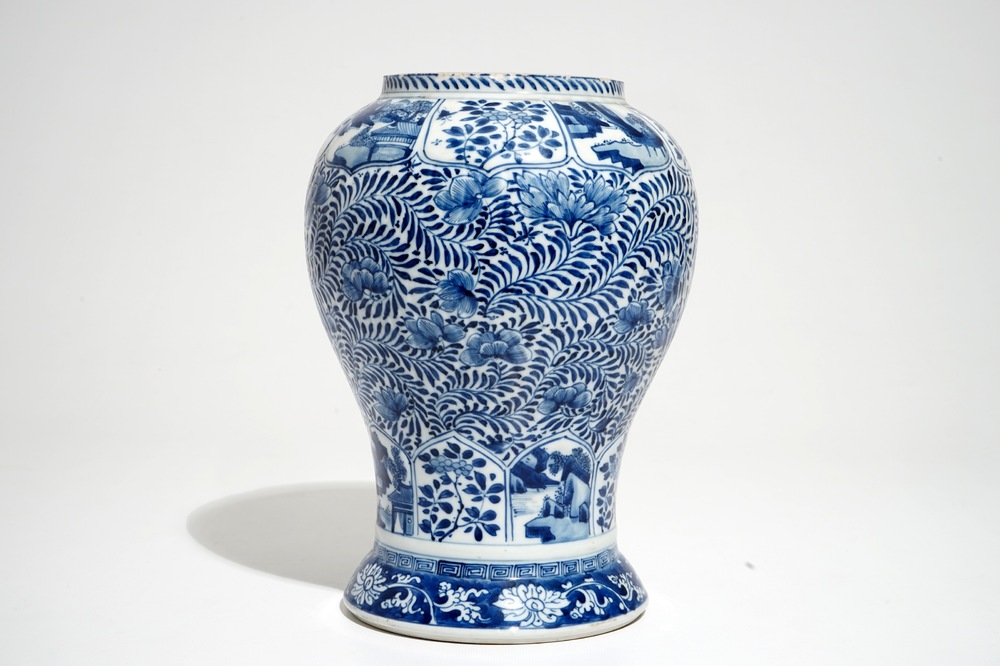 Un vase en porcelaine de Chine bleu et blanc &agrave; d&eacute;cor floral, Kangxi