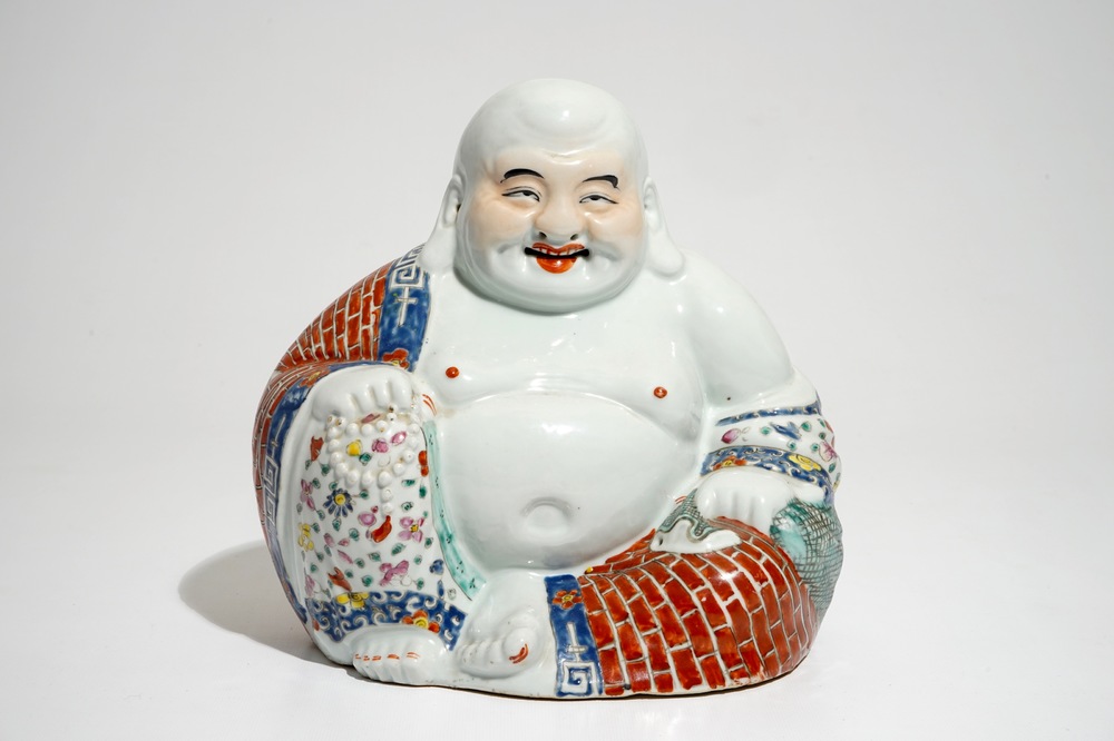 Un mod&egrave;le de Bouddha en porcelaine de Chine famille rose, 19/20&egrave;me