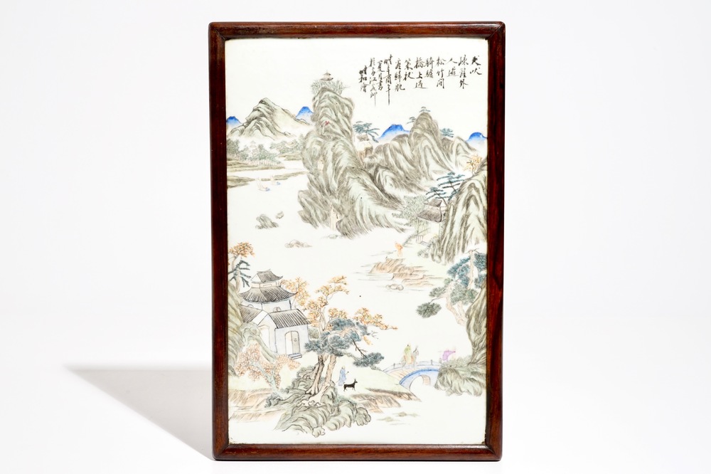 Een Chinese qianjiang cai plaquette met landschapsdecor, 19/20e eeuw