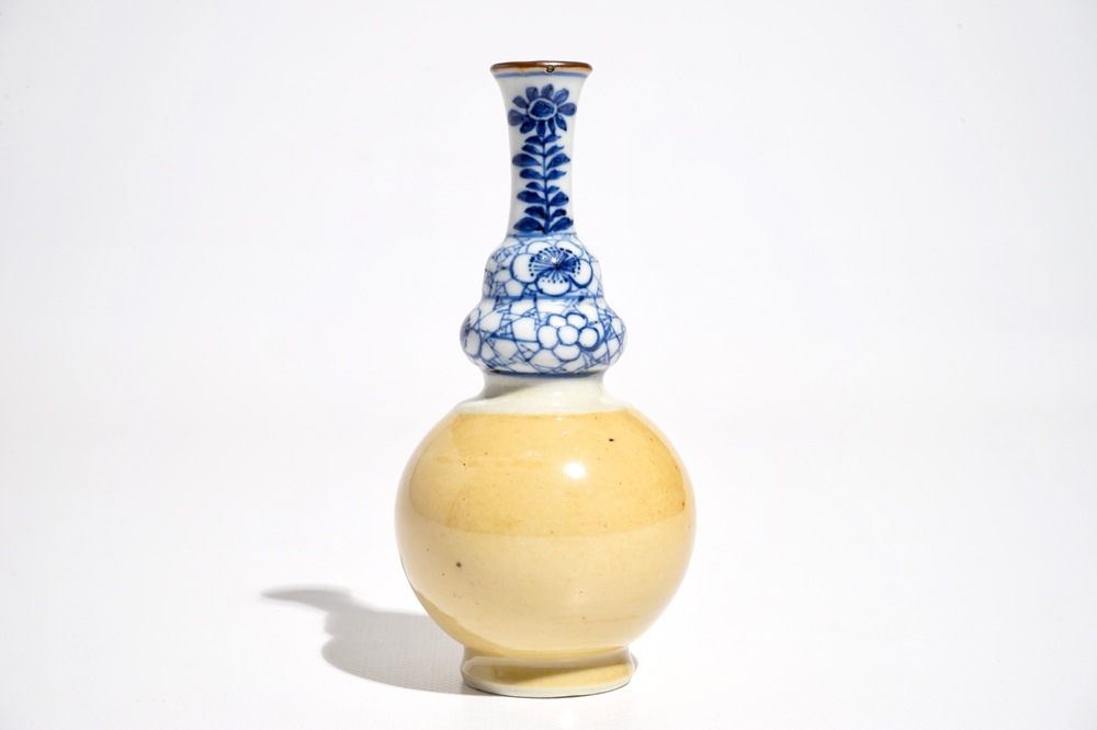 Un vase de forme double gourde en porcelaine de Chine bleu et blanc sur caf&eacute; au lait, Kangxi
