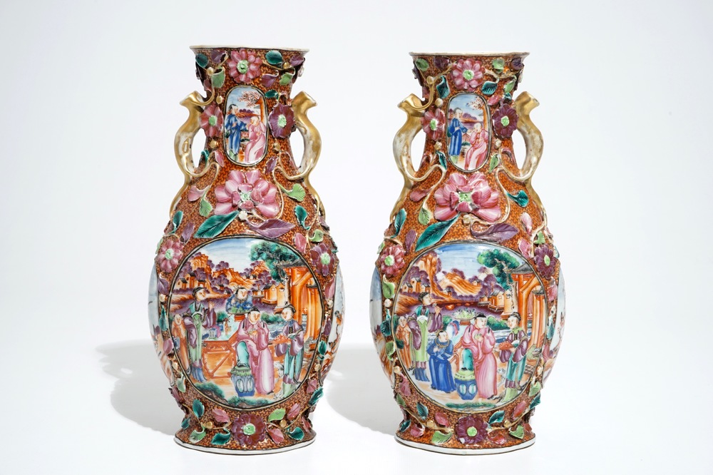 Une paire de vases en porcelaine de Chine famille rose aux d&eacute;cors mandarins, Qianlong