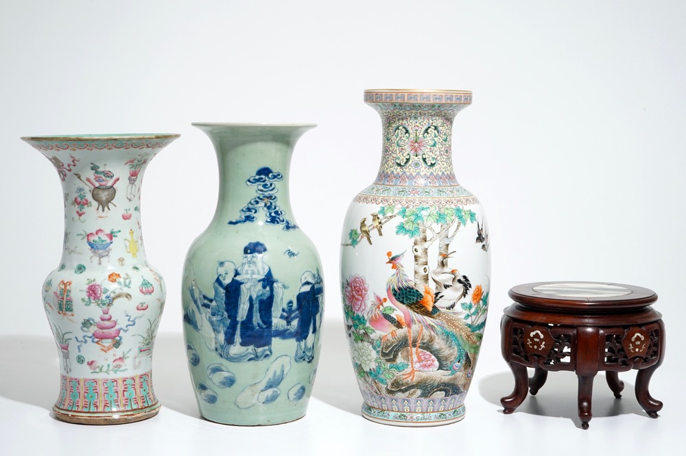 Trois vases en porcelaine de Chine et un socle incrust&eacute; au panneau en marbre, 19/20&egrave;me