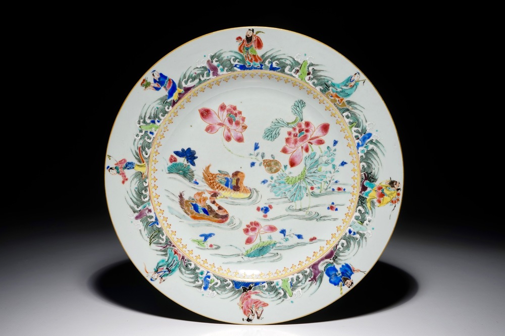 Un plat en porcelaine de Chine famille rose aux canards mandarins et immortels, Yongzheng