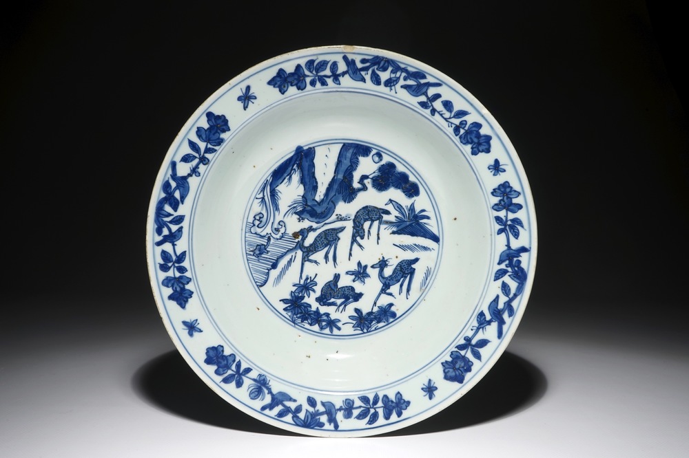 Un plat en porcelaine de Chine bleu et blanc aux cerfs dans un paysage, Jiajing