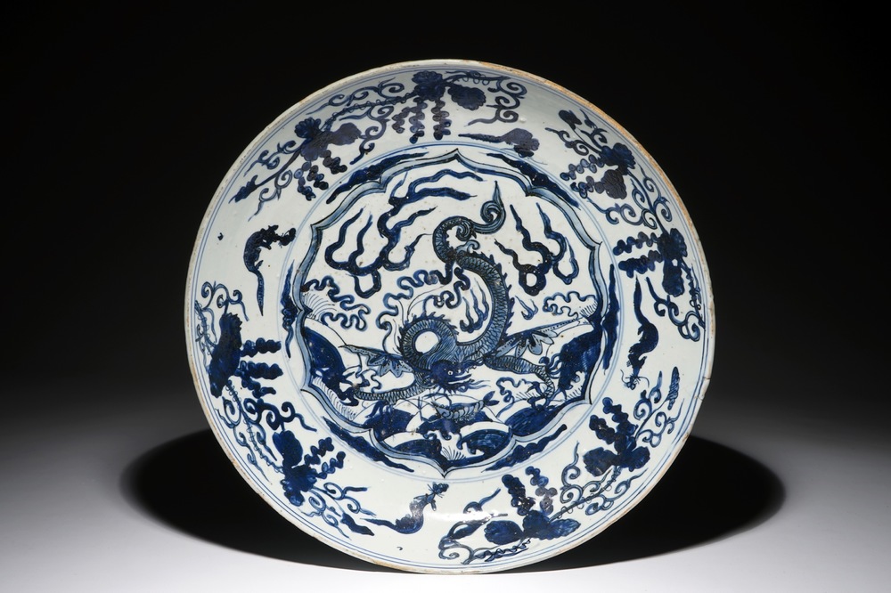 Un tr&egrave;s grand plat en porcelaine de Chine bleu et blanc &agrave; d&eacute;cor d'un dragon, Jiajing