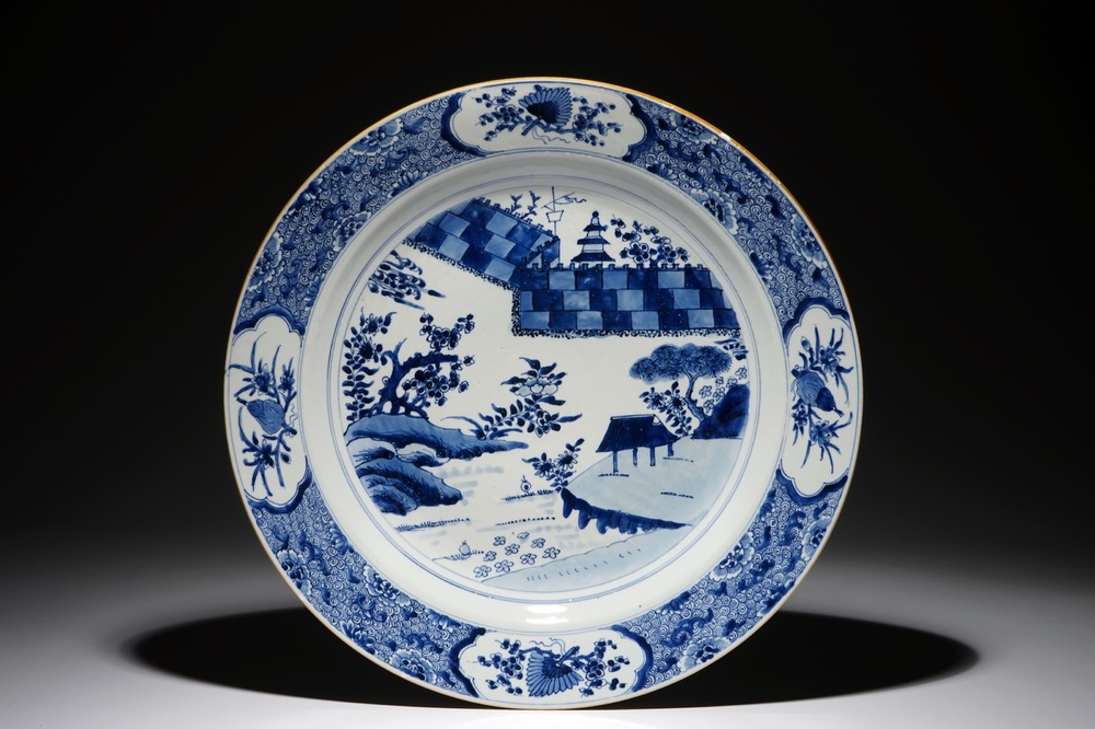 Un tr&egrave;s grand plat en porcelaine de Chine bleu et blanc, Kangxi